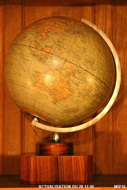 Mappemonde lumineuse vers 1930, globe en verre, pi�tement palissandre, de style Art-D�co.