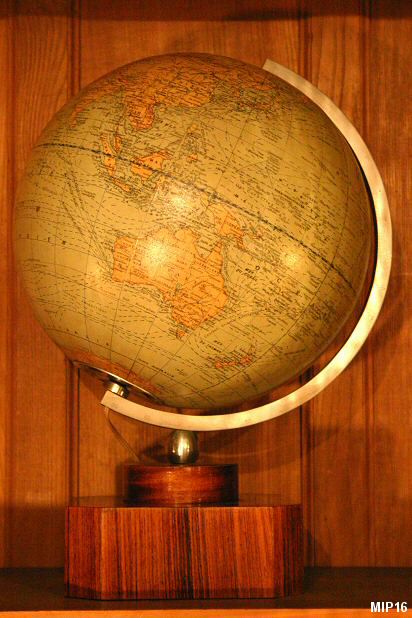 Mappemonde lumineuse vers 1930, globe en verre, piètement palissandre, de style Art-Déco.
