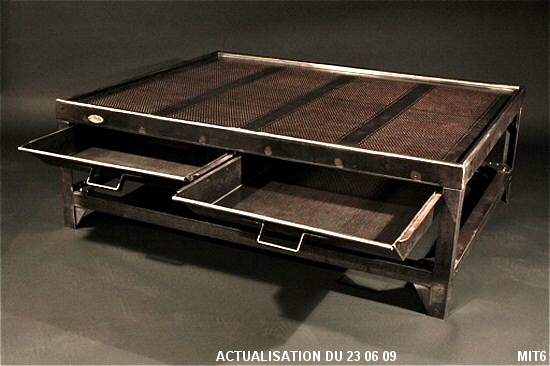 Grande table basse en m�tal et t�le perfor�e, origine tri postal fran�ais, vers 1930, tr�s bel effet de transparence, deux tiroirs coulissants, finition patin�e graphite.