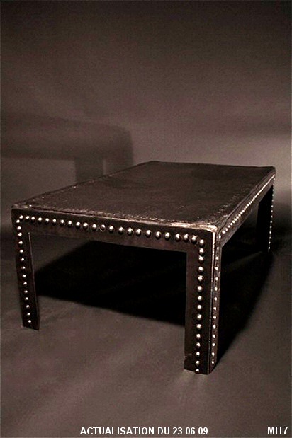 Table basse rivet�e de type industriel (ancienne cuve recycl�e), vers 1900, m�tal brut.