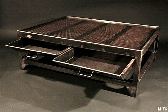 Grande table basse en mtal et tle perfore, origine tri postal franais, vers 1930, trs bel effet de transparence, deux tiroirs coulissants, finition patine graphite.