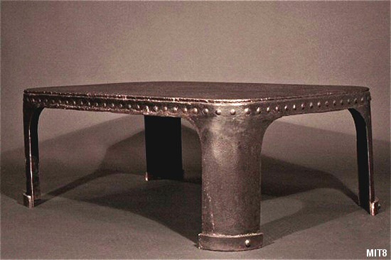 Table basse rivete de type industriel (ancienne cuve recycle), vers 1900, mtal brut.