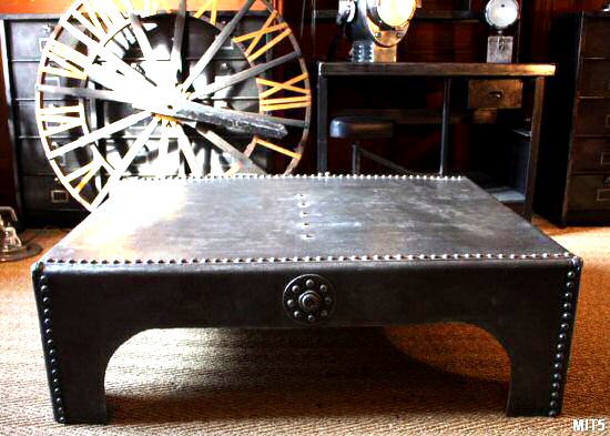 Table basse en acier rivet