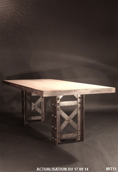 Table � manger rectangulaire, pi�tement 1900, poutrelle rivet�e Eiffel, plateau en ch�ne brut serti d'acier. Mod�le r�alisable sur mesure.