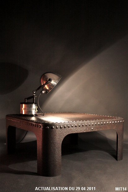 Table basse en acier rivet�