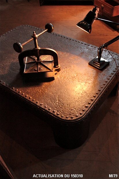 Table basse rivet�e de type industriel (ancienne cuve recycl�e), vers 1900, bel aspect de surface vieillie, m�tal brut, coloris bronze.