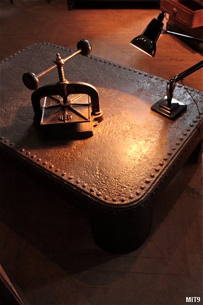 Table basse rivete de type industriel (ancienne cuve recycle), vers 1900, bel aspect de surface vieillie, mtal brut, coloris bronze.