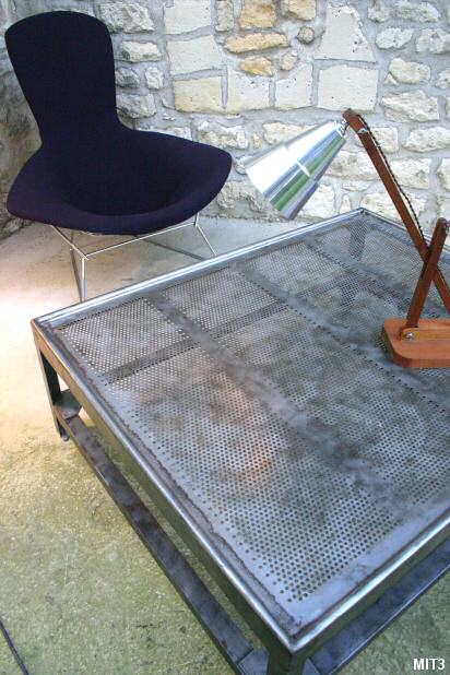 Grande table basse en mtal et tle perfore, origine tri postal franais vers 1950, trs bel effet de transparence, existe en mtal bross ou patin noir.