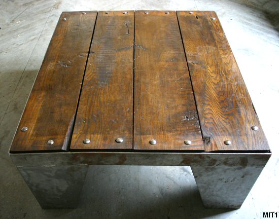 Table de type industriel, pitement acier brut, poli, plateau chne massif, rivet.