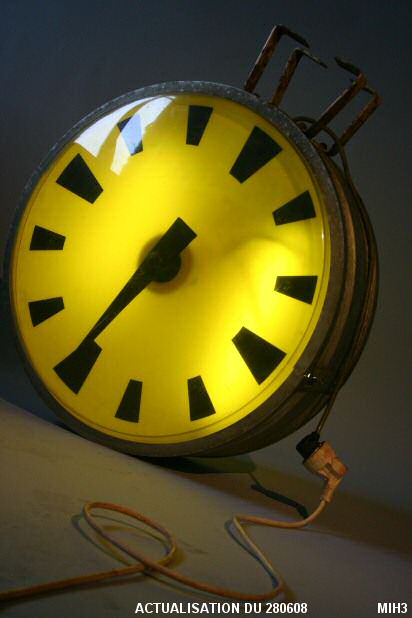 Photo d'une horloge industrielle